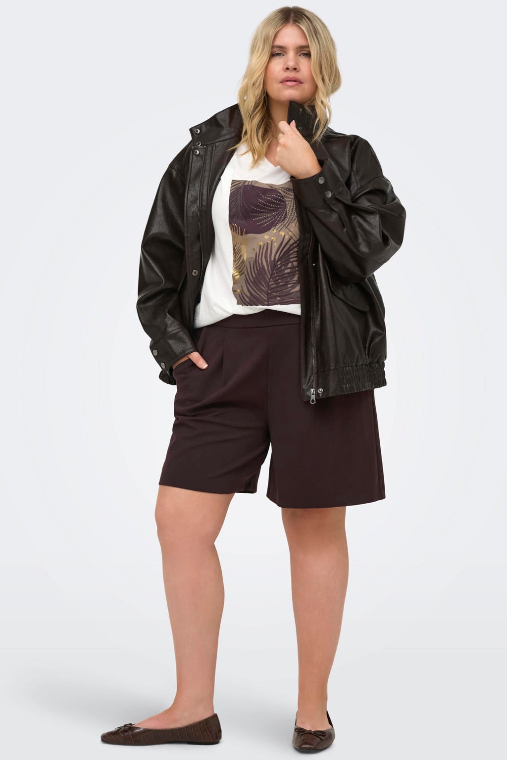 Wit en bruine dames ONLY CARMAKOMA T-shirt van katoen met printopdruk, korte mouwen en V-hals