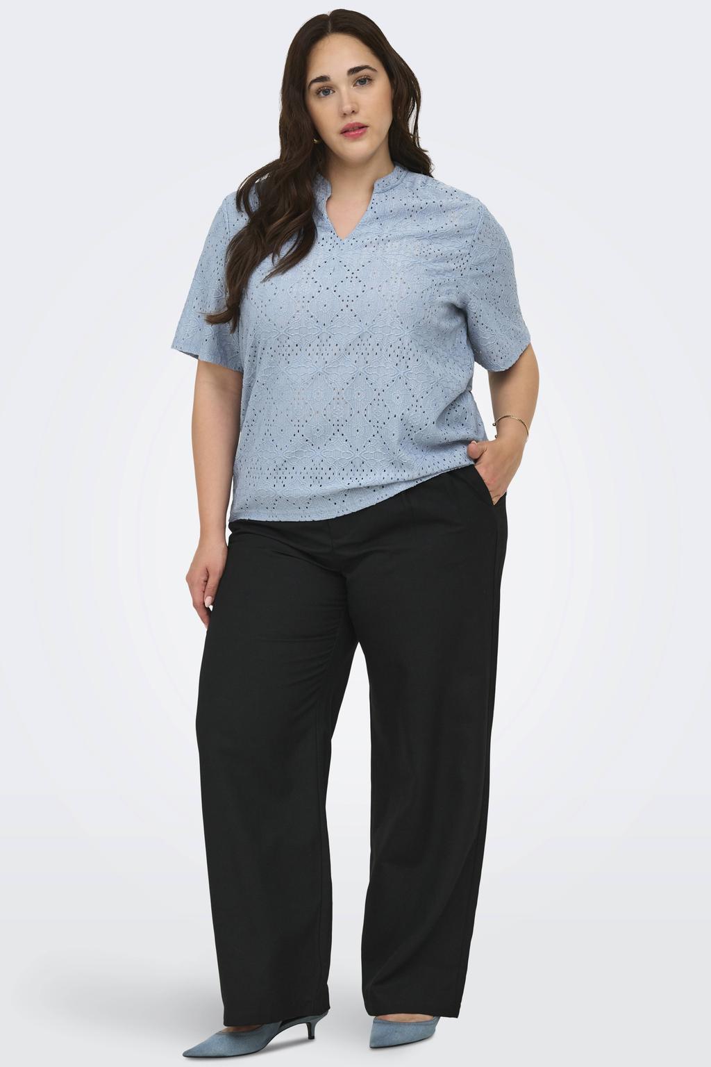 Blauwe dames ONLY CARMAKOMA top broderie van polyester met effen, korte mouwen en V-hals