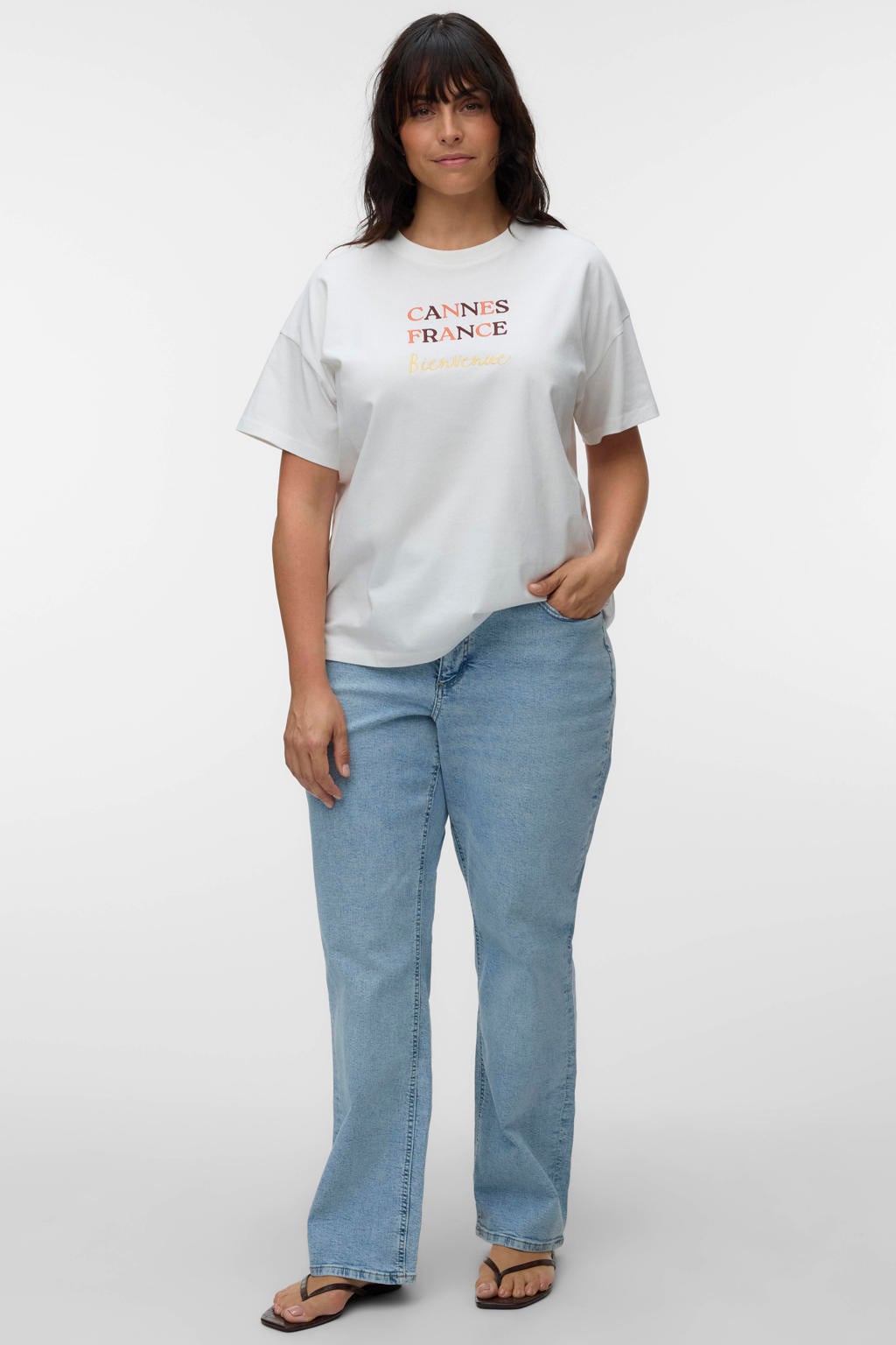 Witte dames VERO MODA CURVE T-shirt van katoen met tekst print, korte mouwen, ronde hals en borduursels