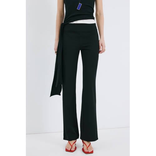 Mango flared regular waist casual broek zwart afbeelding