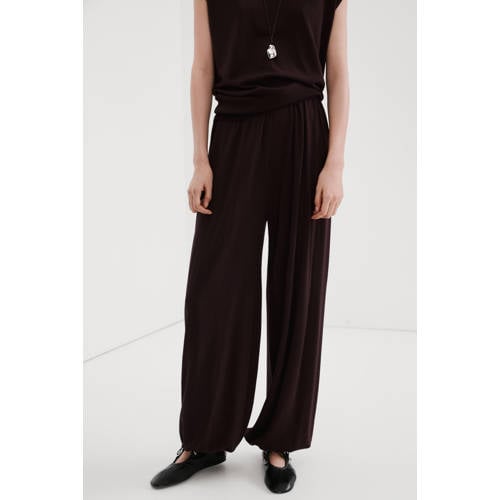 Mango barrel regular waist casual broek donkerrood afbeelding