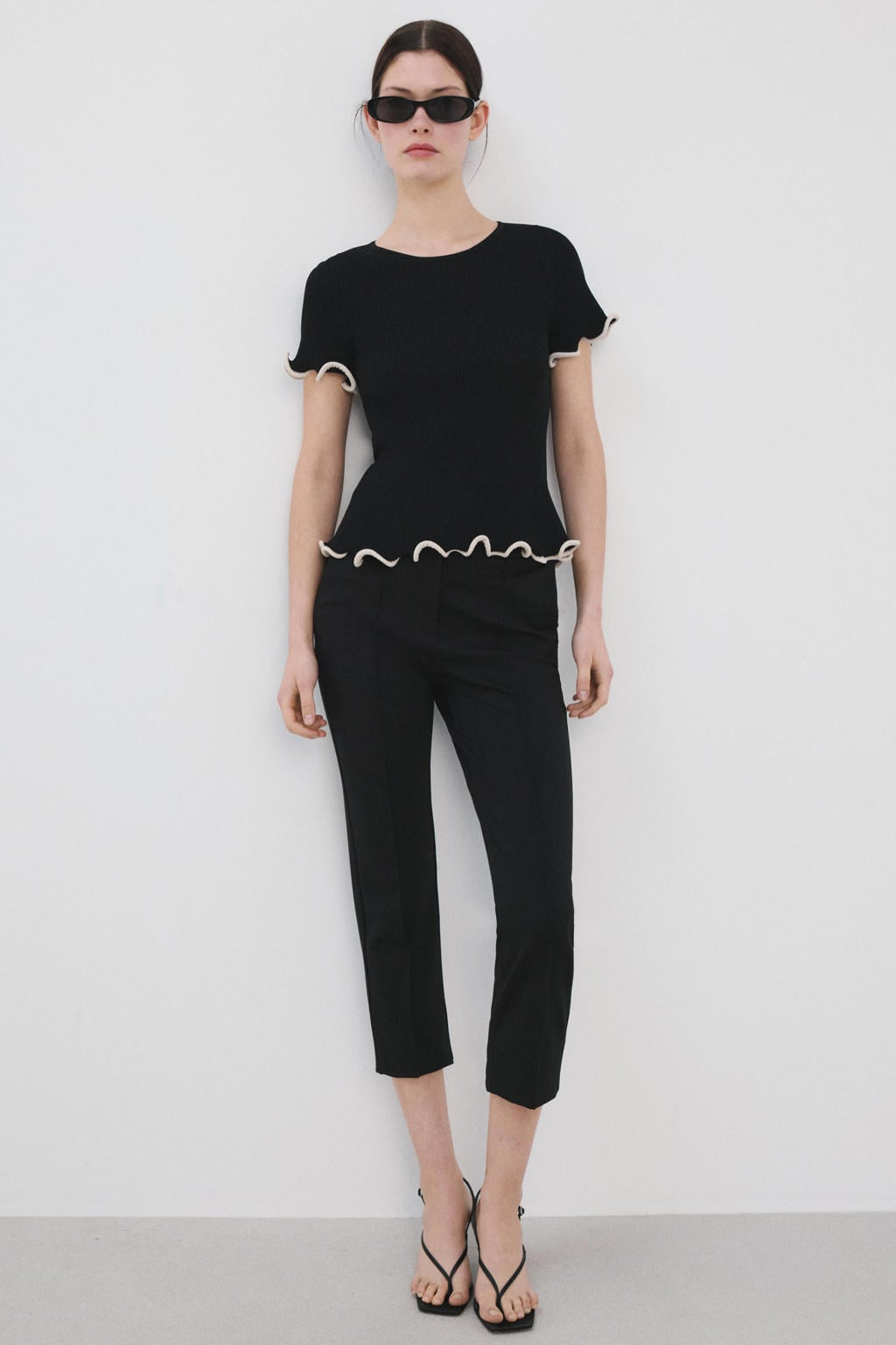 Zwarte dames Mango T-shirt van viscose met effen, korte mouwen, ronde hals en contrast bies