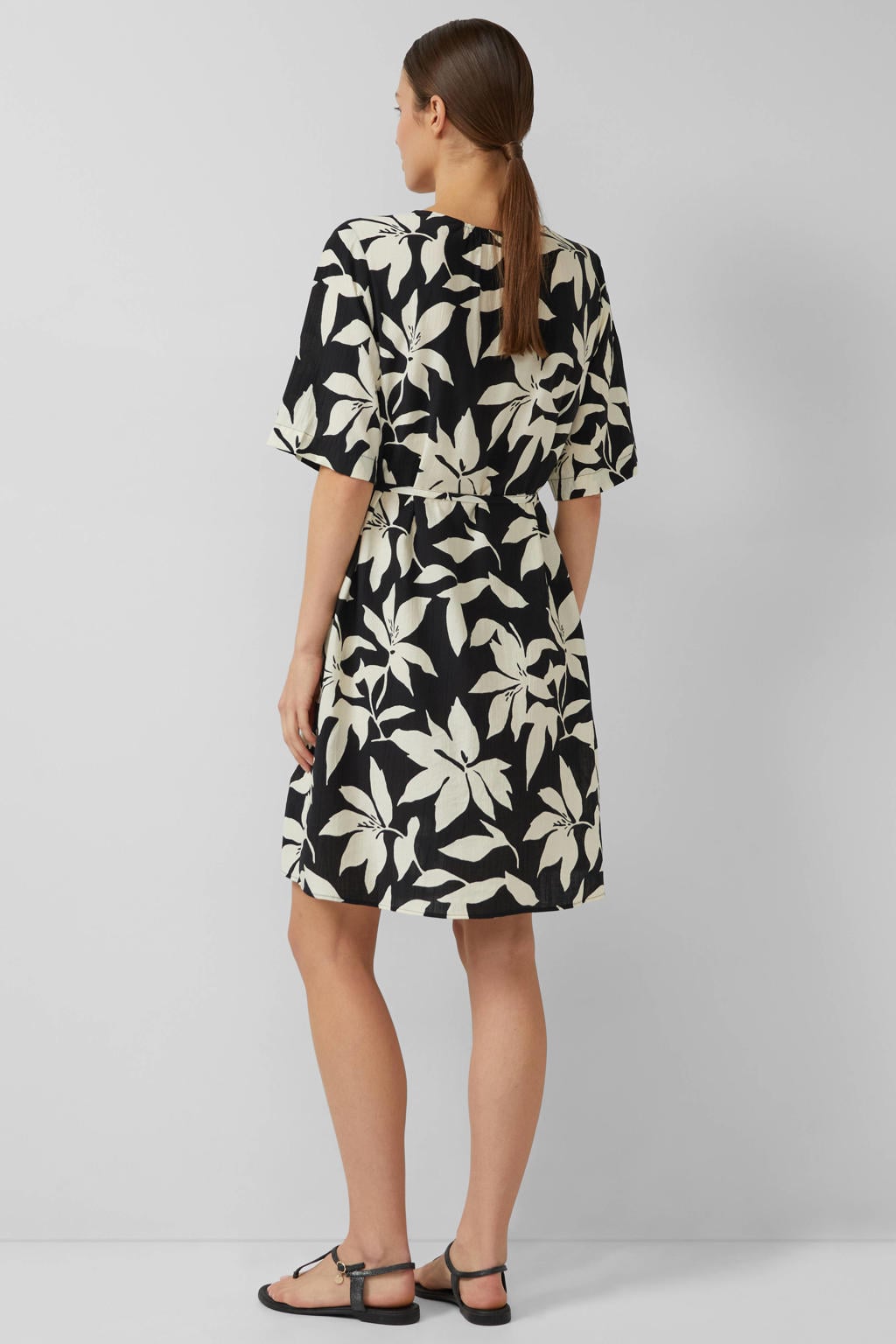 Zwart en ecru dames s.Oliver gebloemde midi jurk van viscose met korte mouwen en V-hals