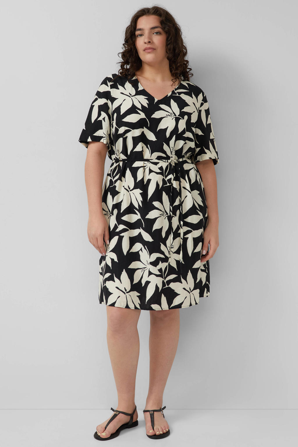 Zwart en ecru dames s.Oliver Curve gebloemde jurk van viscose met korte mouwen en V-hals