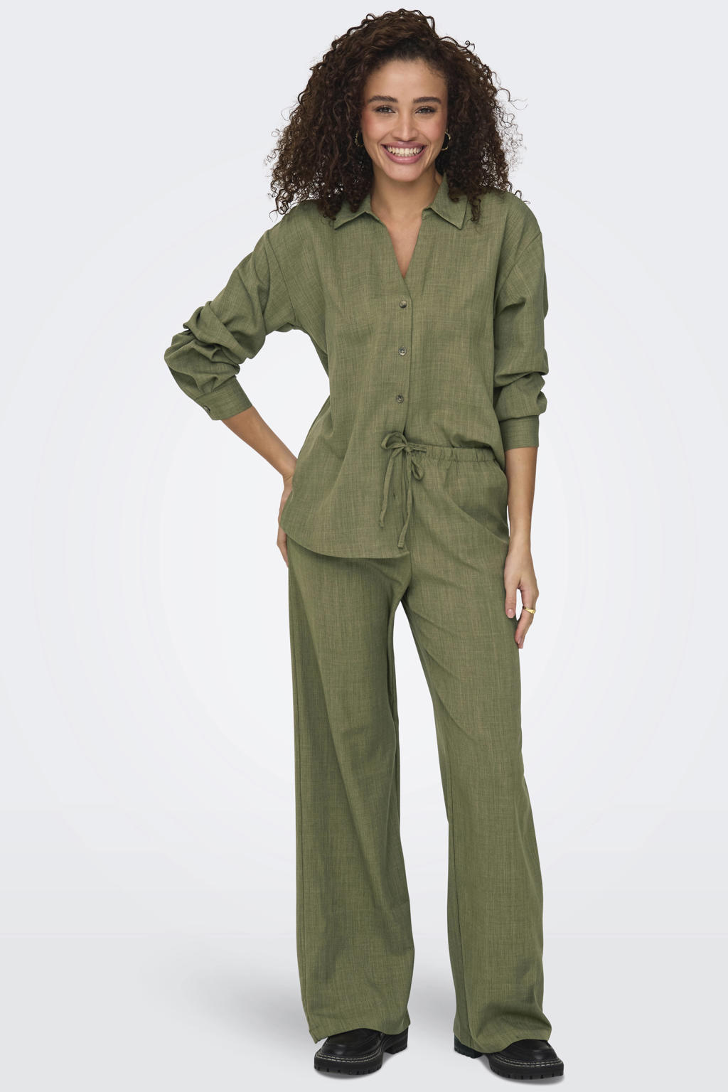 Olijfgroene dames JDY blouse van polyester met effen, lange mouwen, klassieke kraag, knoopsluiting en geweven detail