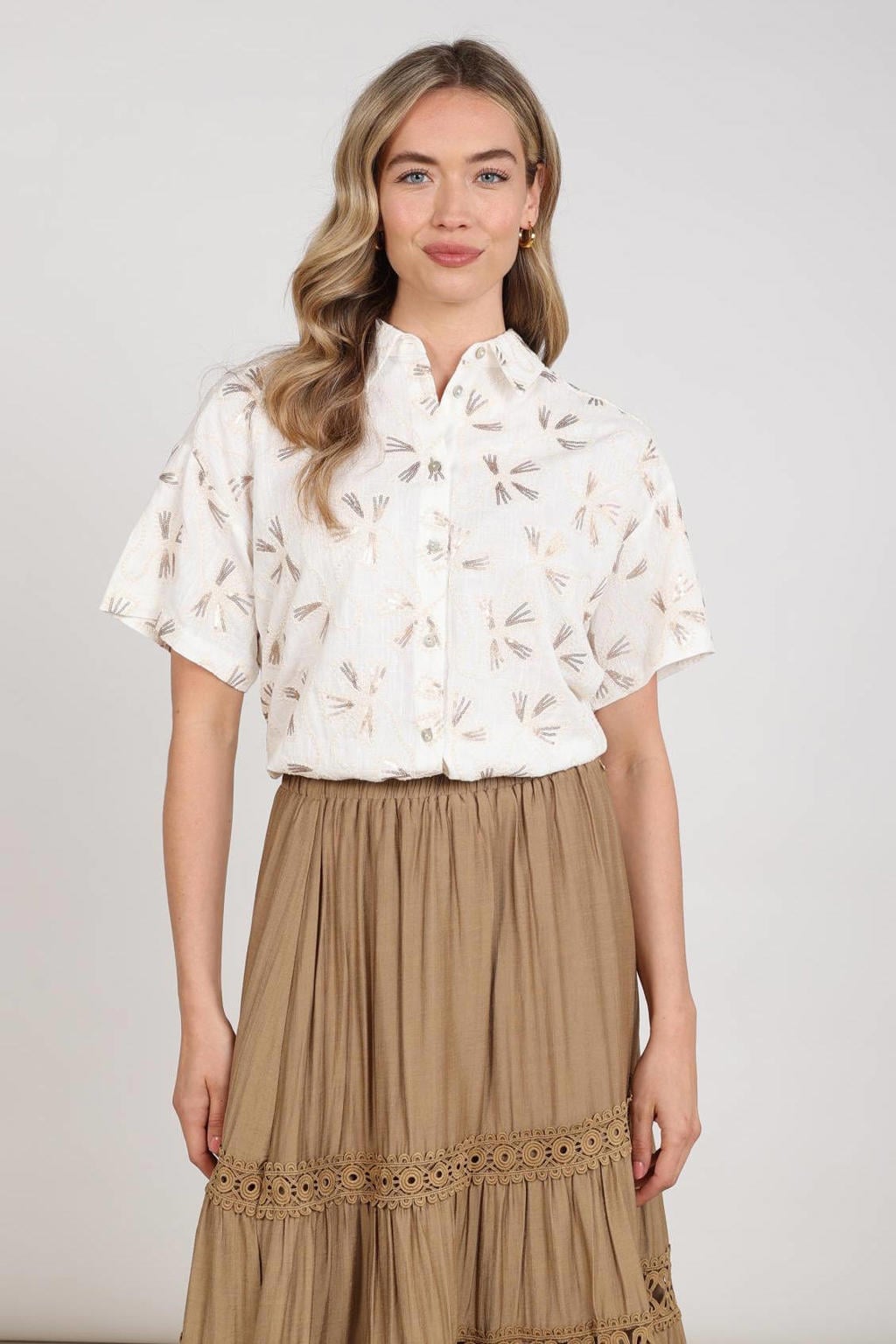 Ecru en gouden dames NUKUS blouse van viscose met korte mouwen, klassieke kraag, knoopsluiting en pailletten