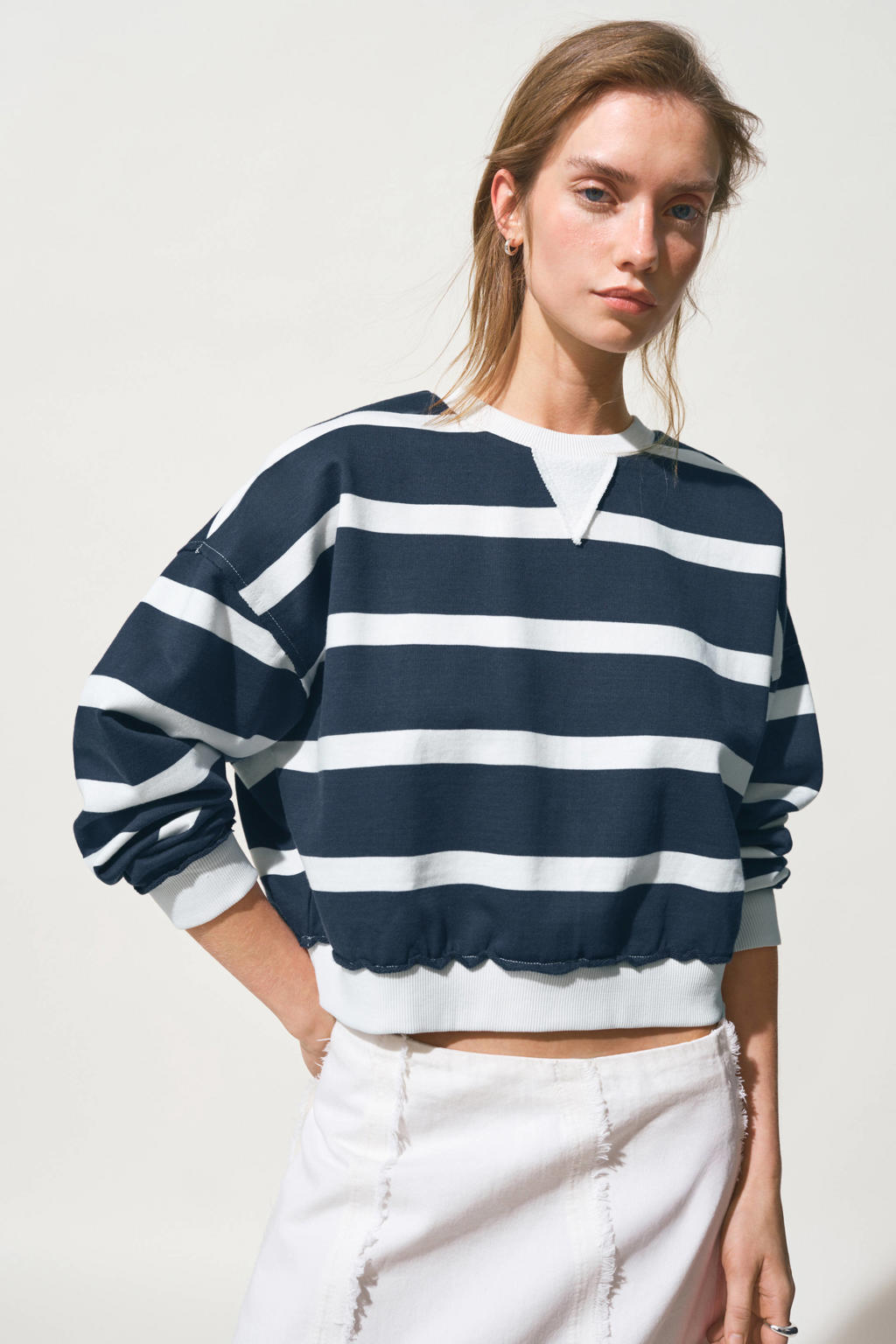 Donkerblauw en witte meisjes MANGO TEEN gestreepte cropped trui van sweat materiaal met lange mouwen, ronde hals en geribde boorden