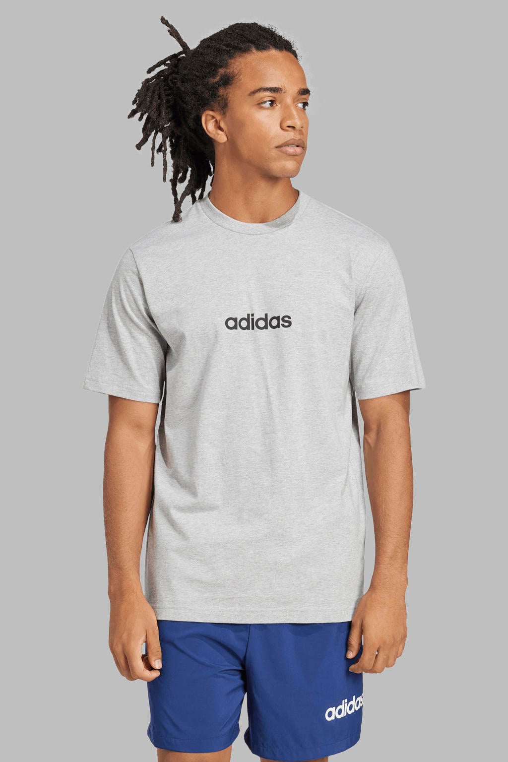 Lichtgrijze heren adidas Sportswear regular T-shirt van katoen met logo dessin, korte mouwen en ronde hals