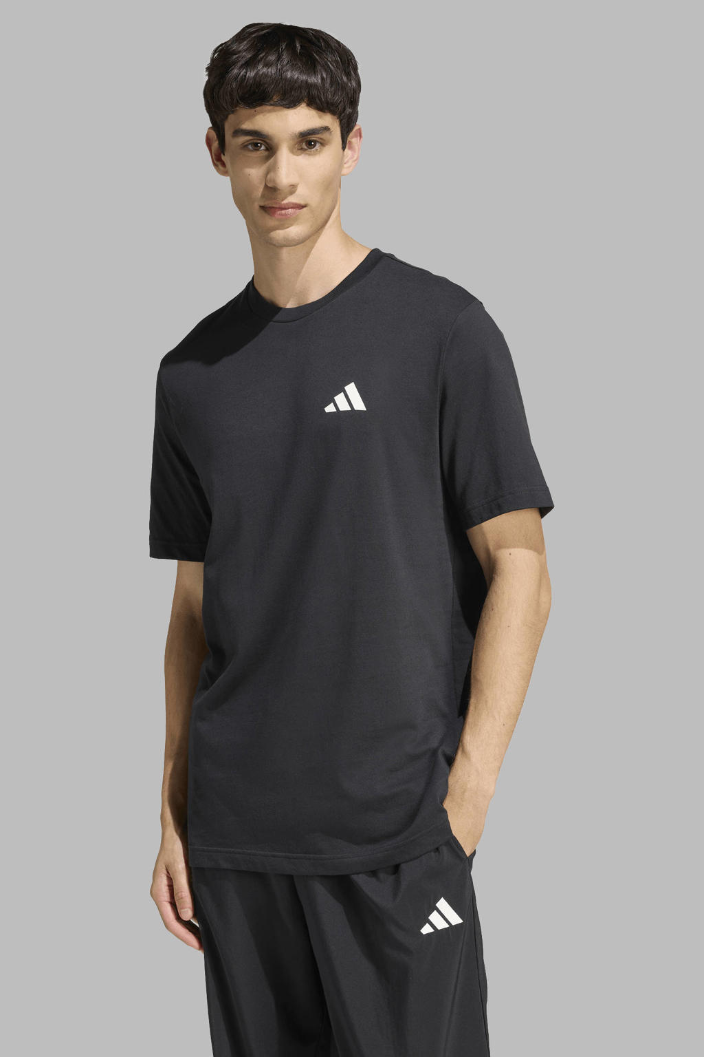 Zwarte heren adidas Sportswear sport T-shirt van katoen met logo dessin, korte mouwen en ronde hals