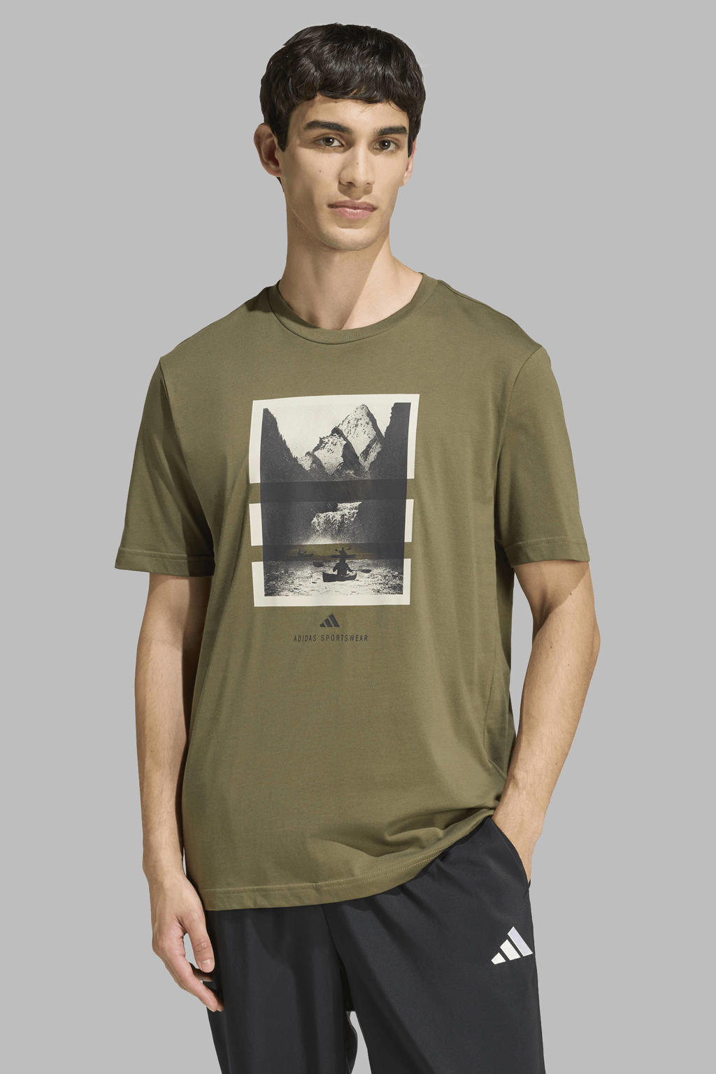 Olijfgroene heren adidas Sportswear T-shirt van katoen met printopdruk, korte mouwen en ronde hals