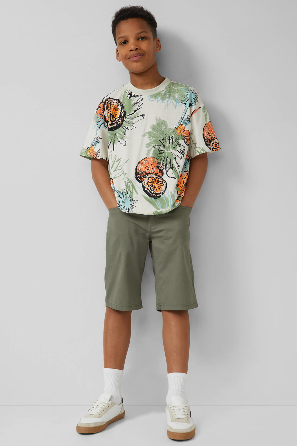 Ecru, oranje en groene jongens s.Oliver T-shirt van katoen met korte mouwen en ronde hals