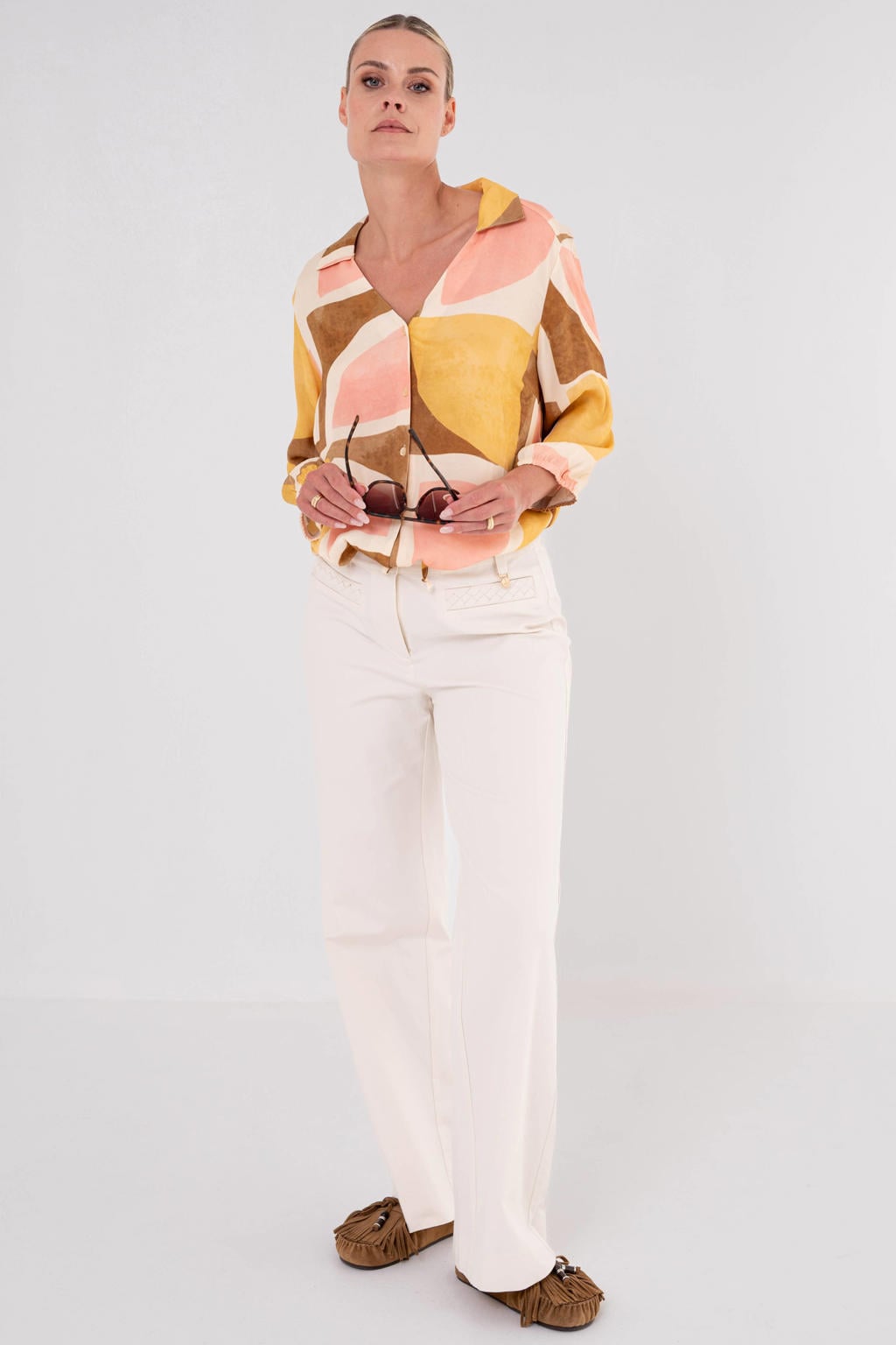 Geel, bruin en lichtroze dames Maicazz & Zizo blouse van modal met grafische print, driekwart mouwen, V-hals en knoopsluiting
