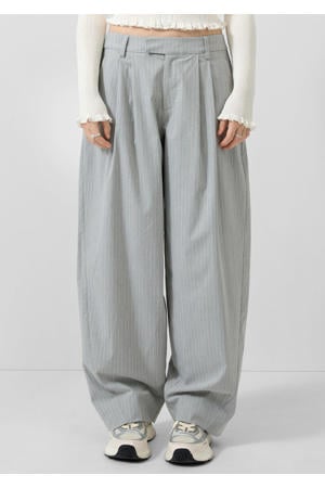 barrel regular waist pantalon met krijtstreep grijs