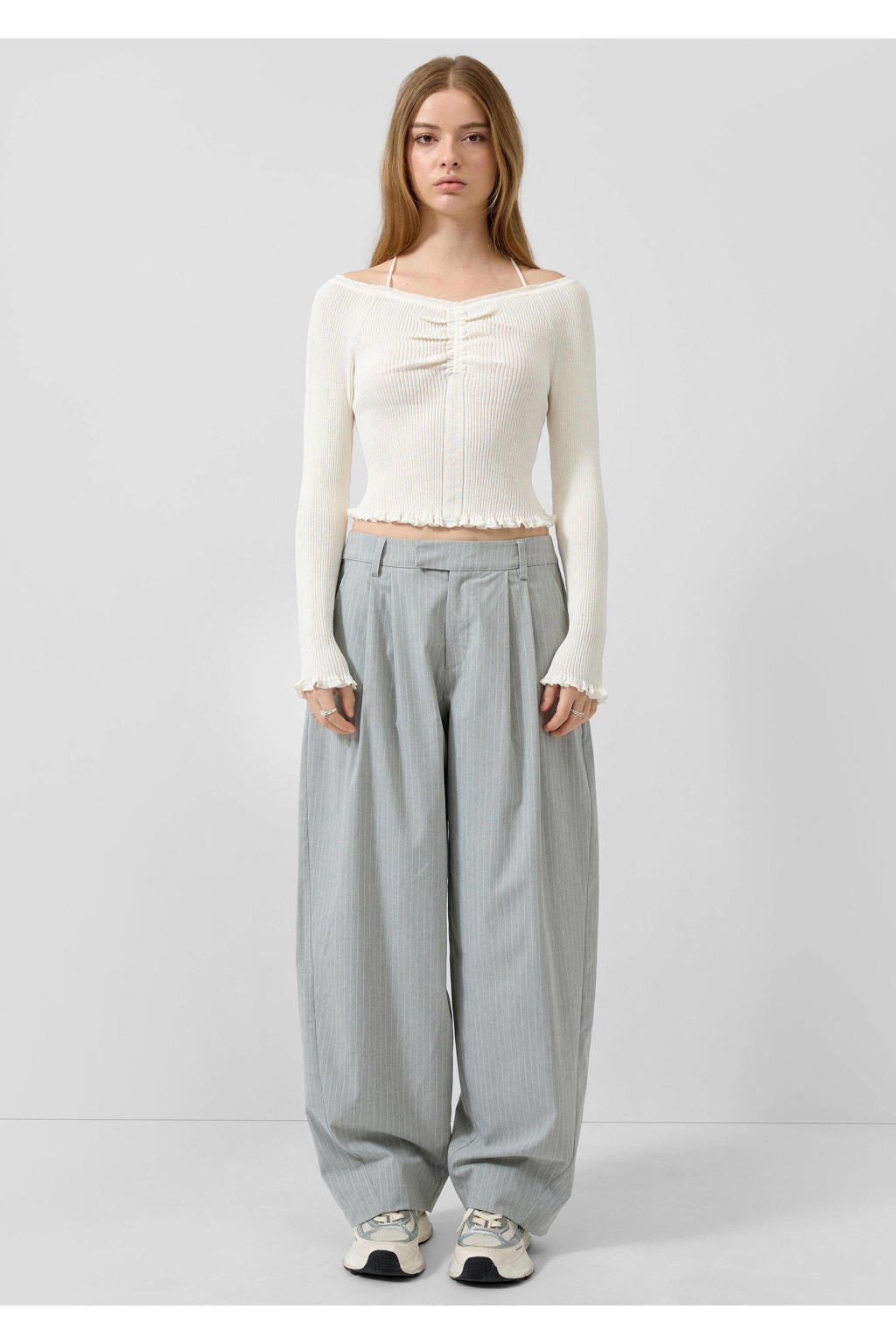 Grijze dames QS barrel regular waist pantalon van polyester met rits- en haaksluiting en krijtstreepprint