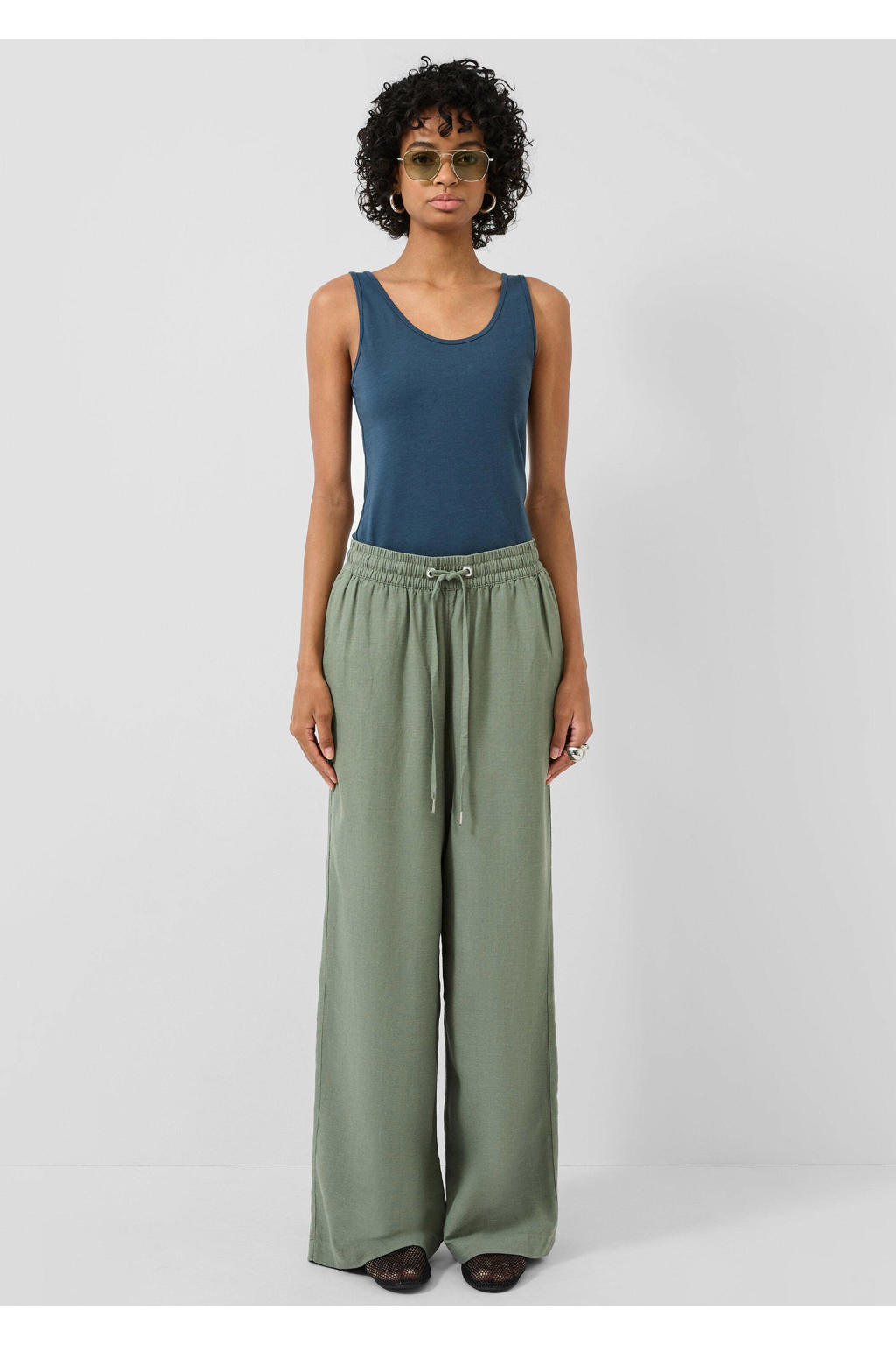 Donkergroene dames QS regular waist casual broek van linnen met loose fit, elastische tailleband met koord en effen