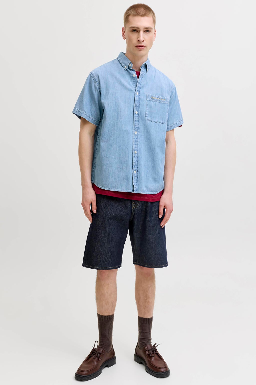 Light blue denim heren JACK & JONES ORIGINALS relaxed casual overhemd van denim met effen, korte mouwen, button down sluiting, knoopsluiting en borduursels