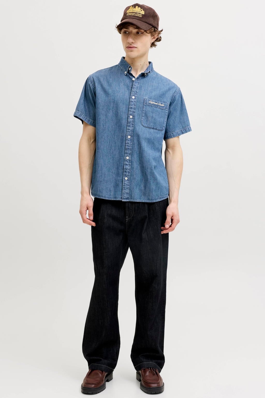 Medium blue denim heren JACK & JONES ORIGINALS relaxed casual overhemd van denim met effen, korte mouwen, button down sluiting, knoopsluiting en borduursels