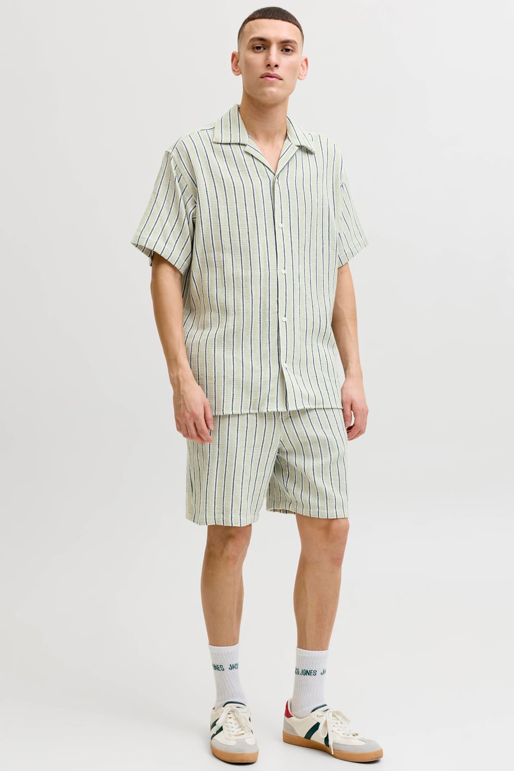 Lichtgroene heren JACK & JONES ESSENTIALS regular gestreepte casual overhemd van katoen met korte mouwen, reverskraag, knoopsluiting en geweven detail