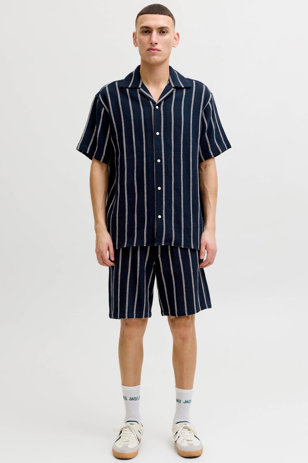 Donkerblauwe heren JACK & JONES ESSENTIALS regular gestreepte casual overhemd van katoen met korte mouwen, reverskraag, knoopsluiting en geweven detail