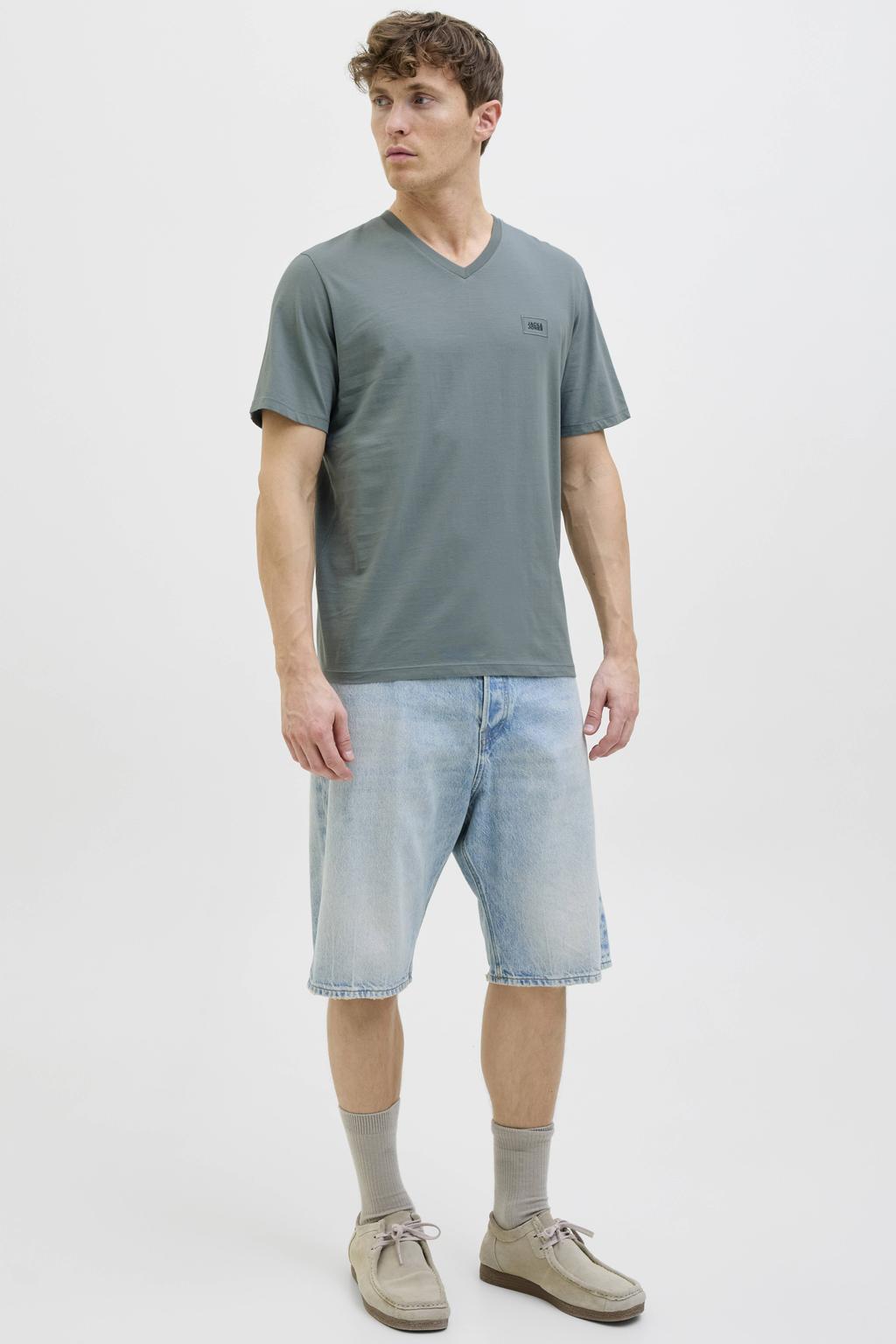 Grijsgroene heren JACK & JONES CORE regular T-shirt groen van katoen met effen, korte mouwen en V-hals