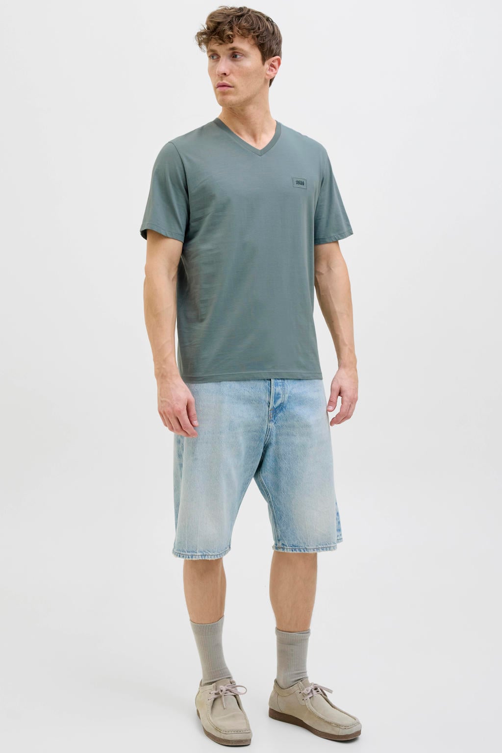 Grijsgroene heren JACK & JONES CORE regular T-shirt groen van katoen met effen, korte mouwen en V-hals