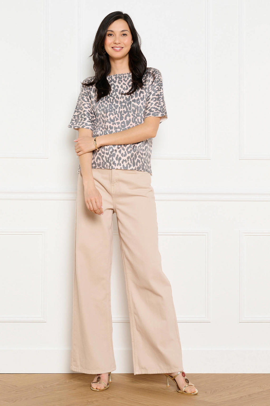 Zwart en camelkleurige dames LOLALIZA top van viscose met dierenprint, korte mouwen en boothals