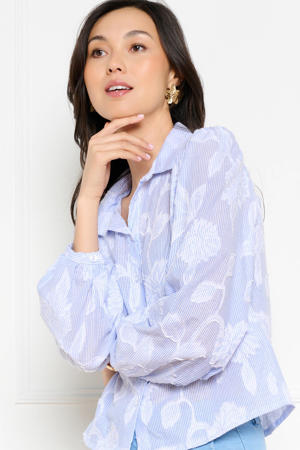 gebloemde blouse met krijtstreep lichtblauw