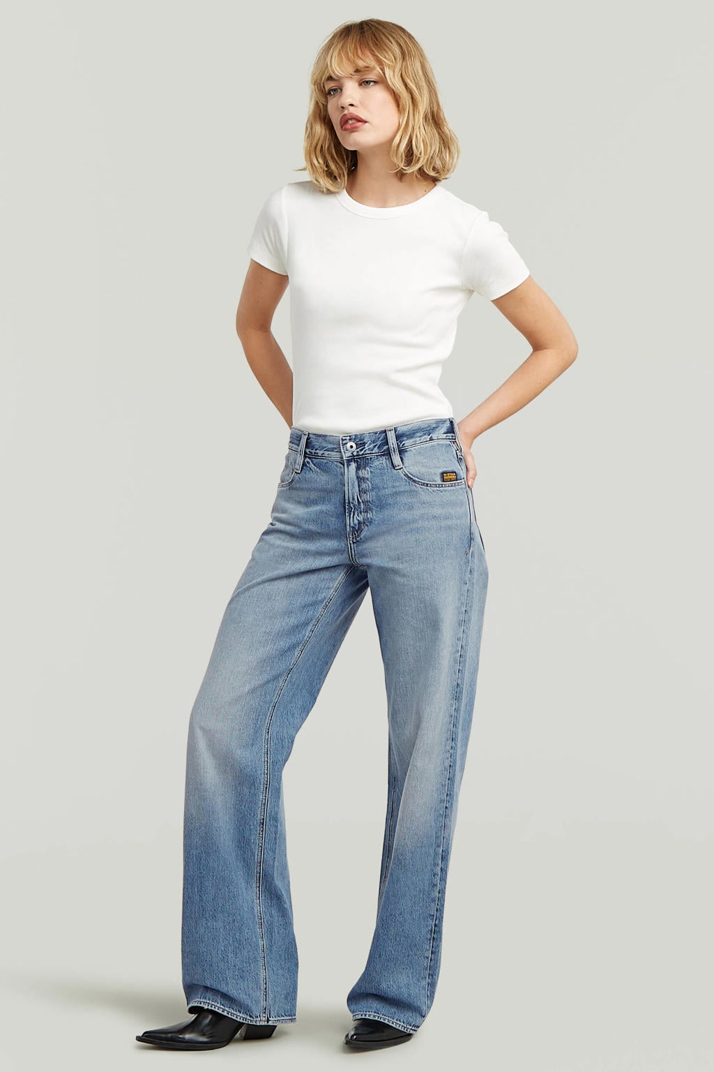 Medium blue denim dames G-STAR Judee low waist loose fit jeans van katoen met rits- en drukknoopsluiting en effen