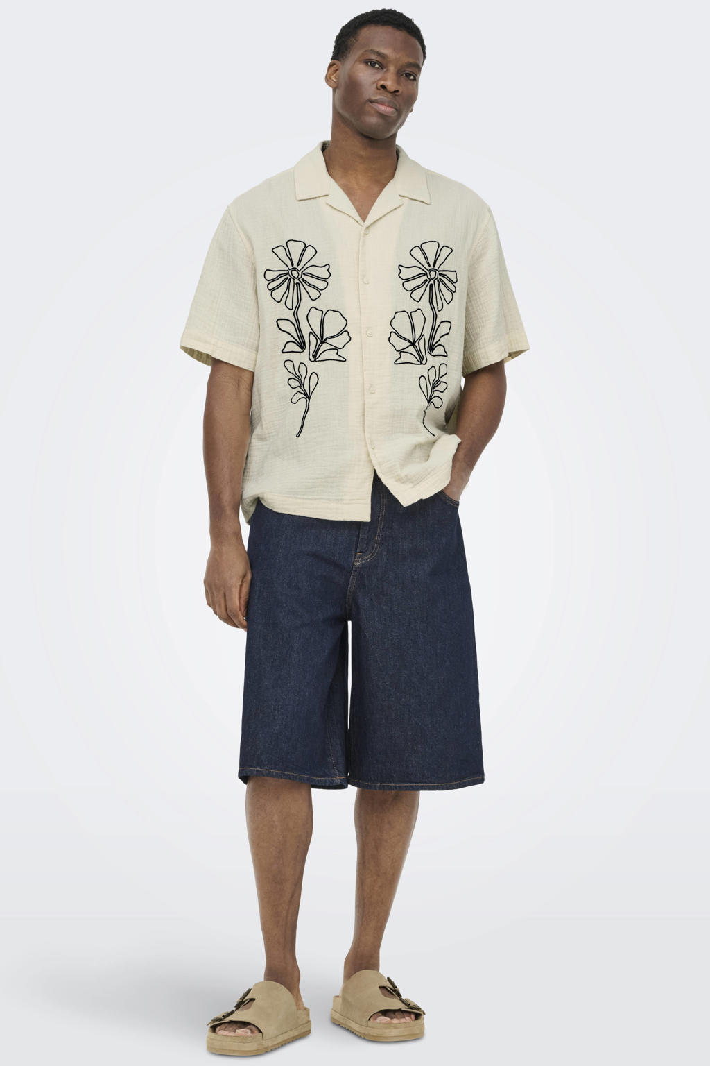 Ecru heren ONLY & SONS relaxed casual overhemd van katoen met printopdruk, korte mouwen, reverskraag, knoopsluiting en borduursels