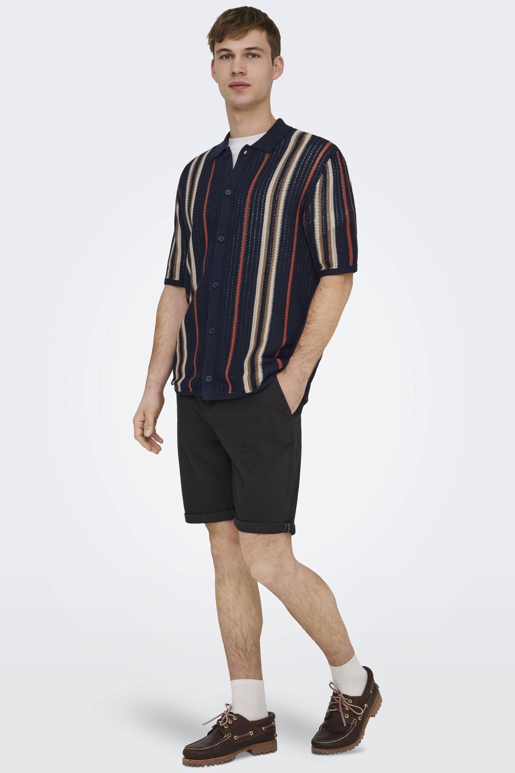 Donkerblauwe heren ONLY & SONS regular gestreept casual overhemd gebreid van katoen met korte mouwen, klassieke kraag en knoopsluiting