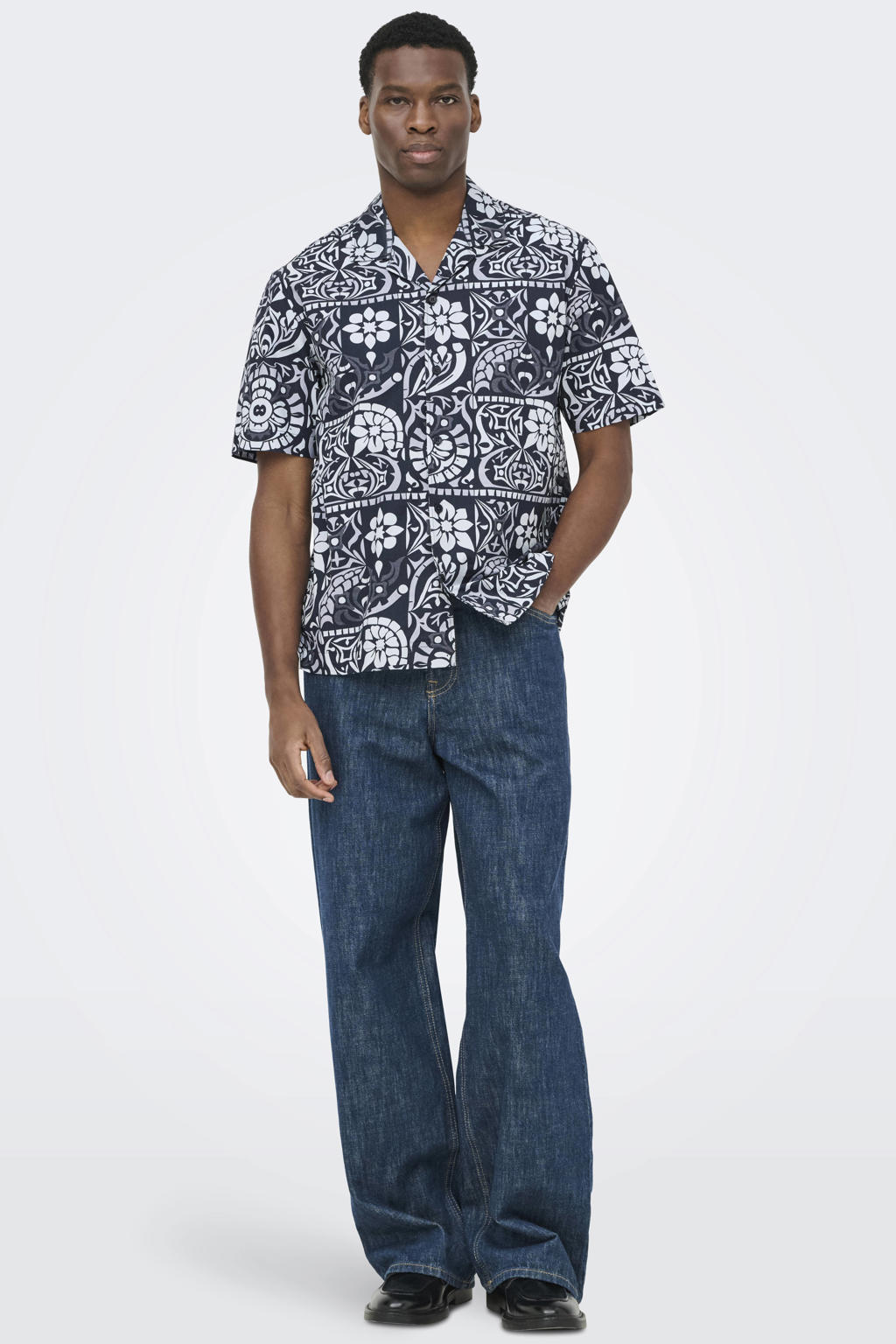 Donkerblauwe heren ONLY & SONS regular casual overhemd van katoen met korte mouwen, reverskraag, knoopsluiting en geweven detail
