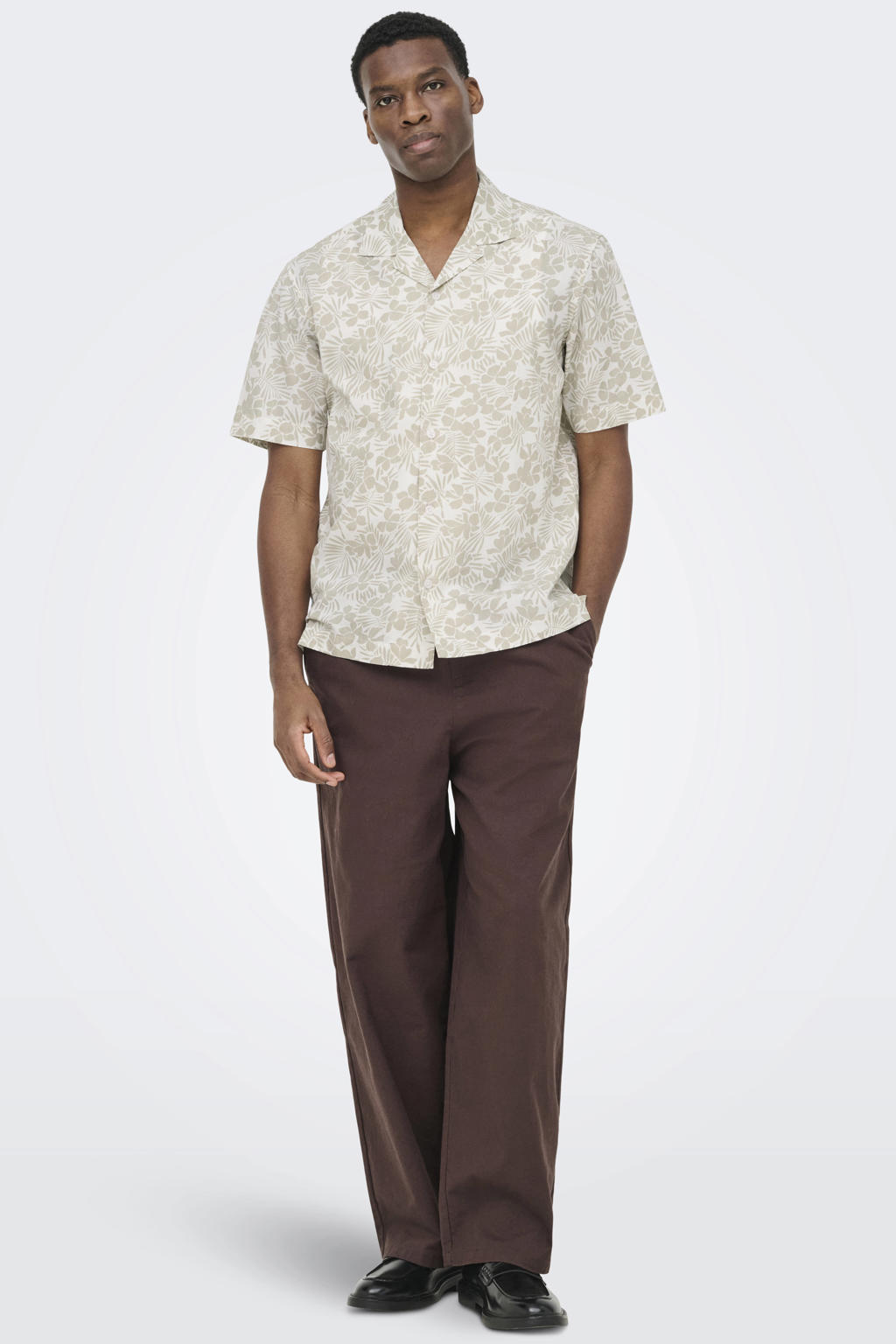 Beige heren ONLY & SONS regular casual overhemd van katoen met korte mouwen, reverskraag, knoopsluiting en geweven detail