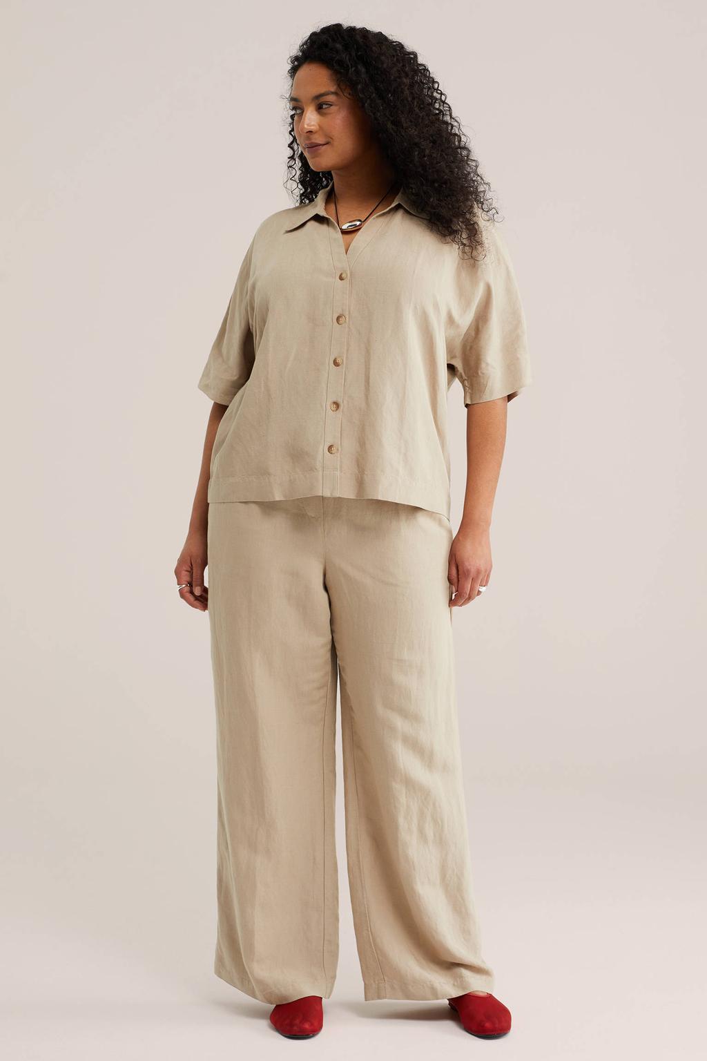 Beige dames WE Fashion Curve blouse van viscose met effen, korte mouwen, klassieke kraag en knoopsluiting