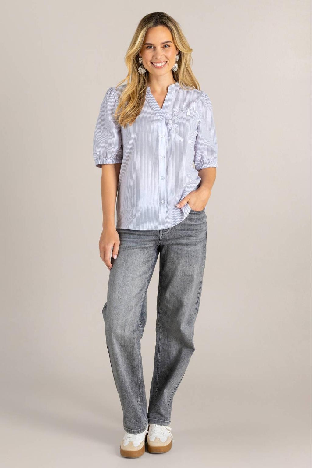 Lichtblauw en ecru dames Ivy Beau blouse van katoen met driekwart mouwen, klassieke kraag, knoopsluiting en borduursels
