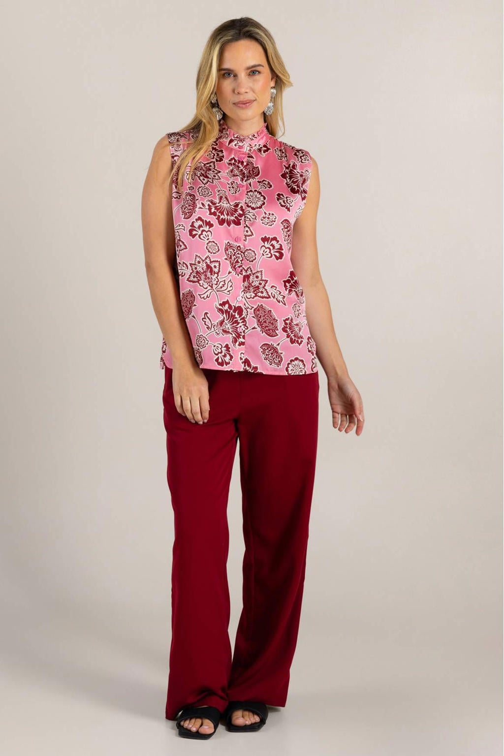 Roze, rood en ecru dames Ivy Beau gebloemde blouse van polyester met opstaande kraag en knoopsluiting