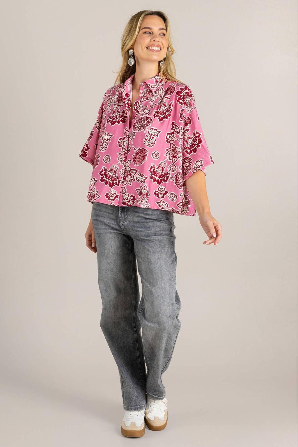 Roze, rood en witte dames Ivy Beau gebloemde blouse van viscose met driekwart mouwen, klassieke kraag en knoopsluiting