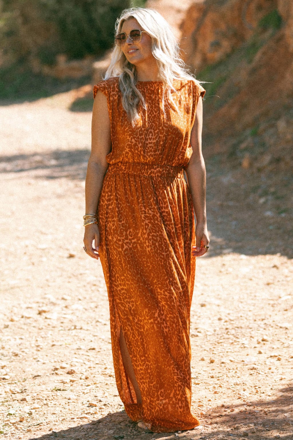 Oranje dames Bolina Island maxi jurk van viscose met panterprint, ronde hals en open rug