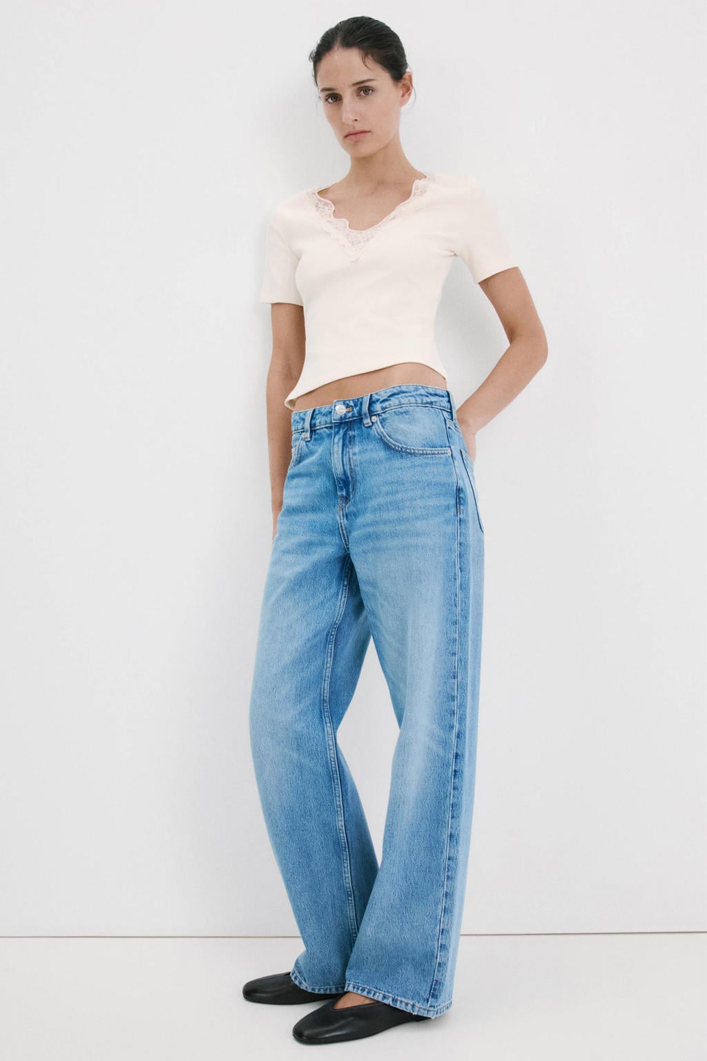 Ecru dames Mango T-shirt van katoen met effen, korte mouwen, V-hals en kant