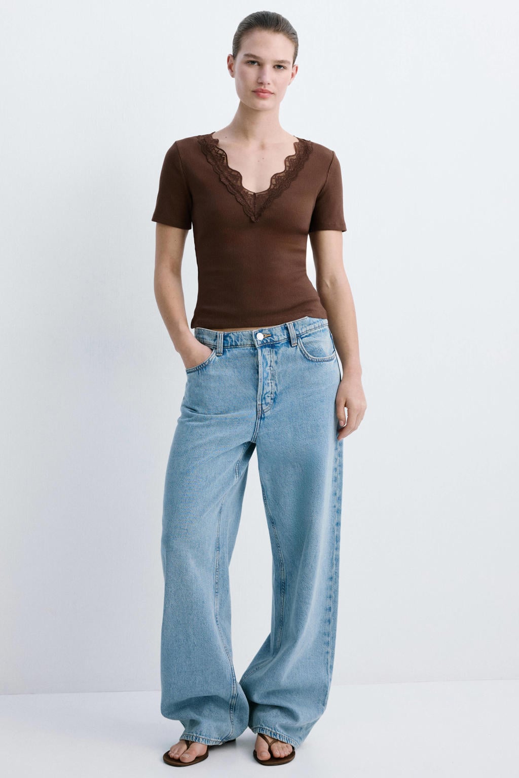 Bruine dames Mango T-shirt van katoen met effen, korte mouwen, V-hals en kant