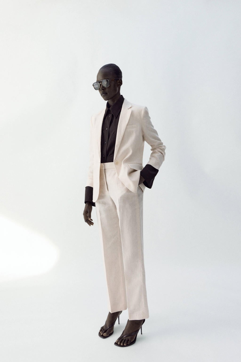 Beige dames Mango straight regular waist broek van linnen met rits, haak- en knoopsluiting en effen