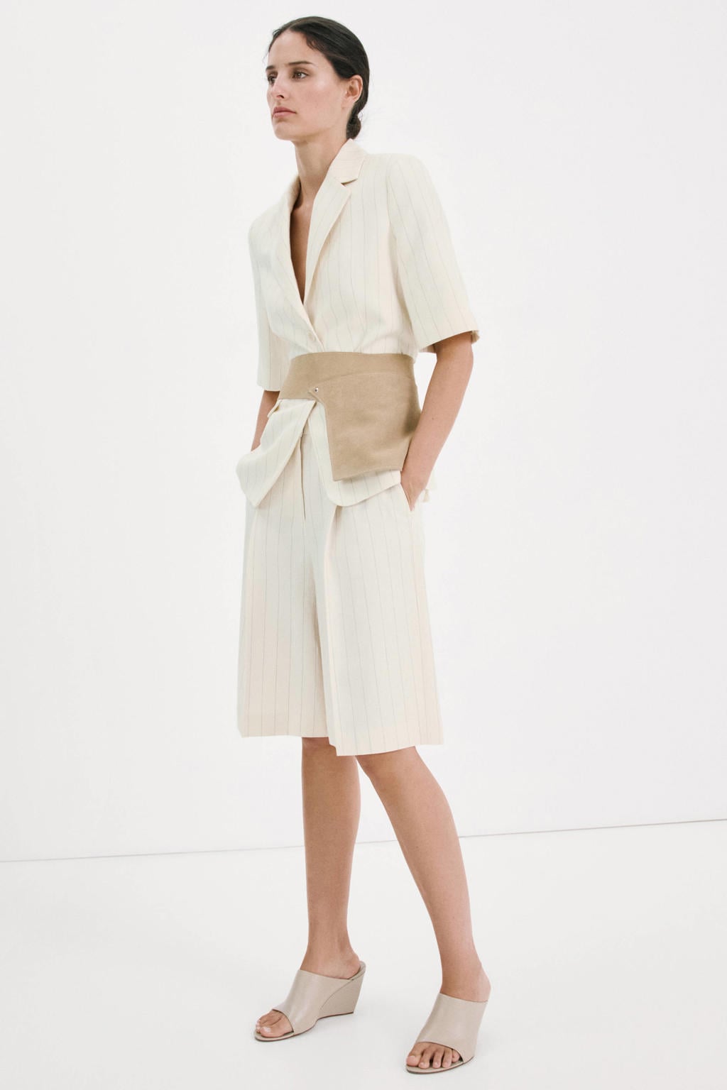 Ecru en zwarte dames Mango regular blazer van lyocell met krijtstreepprint, korte mouwen, reverskraag, knoopsluiting en ceintuur