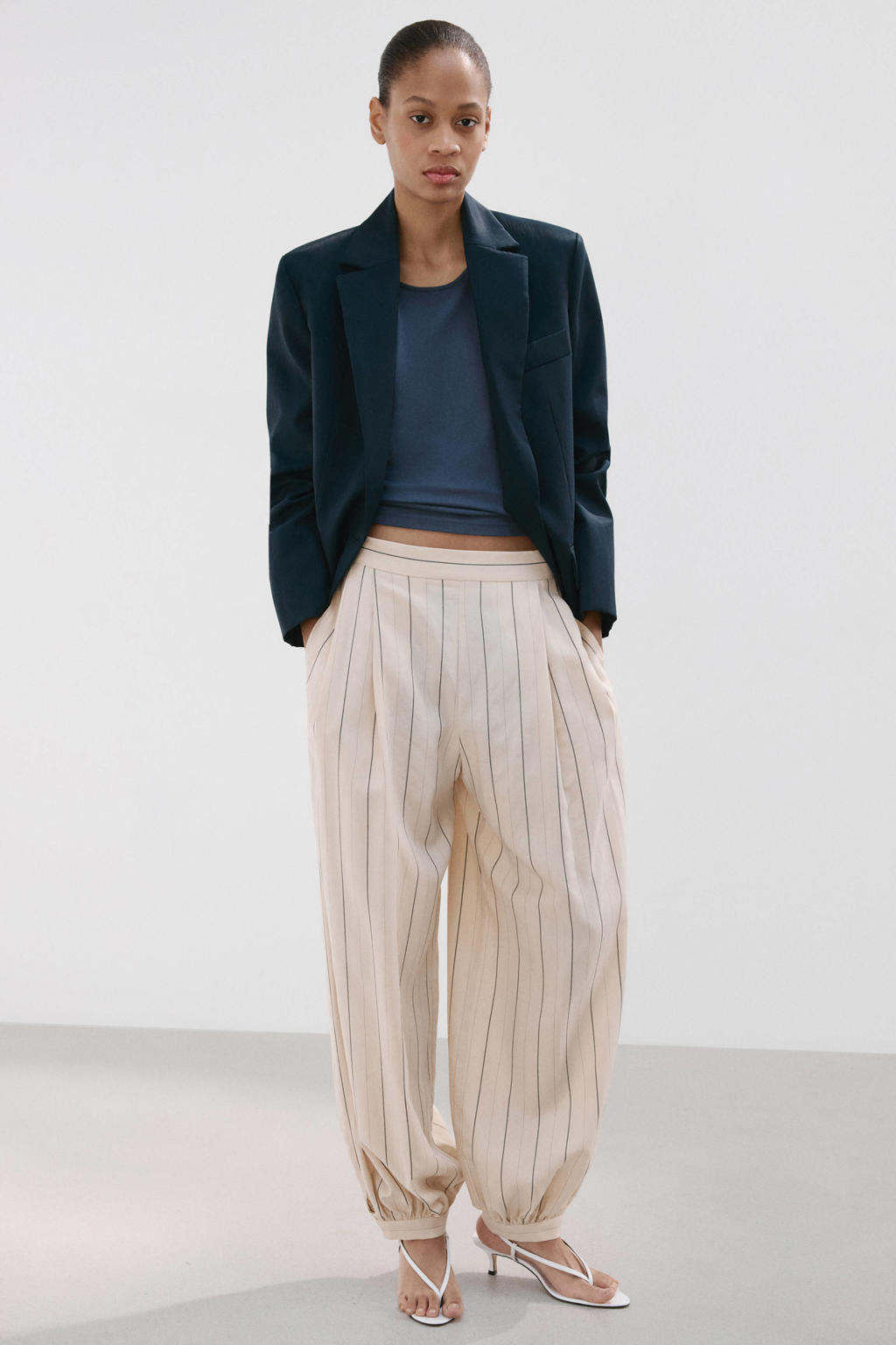 Beige en zwarte dames Mango barrel regular waist gestreepte broek van lyocell met elastische tailleband