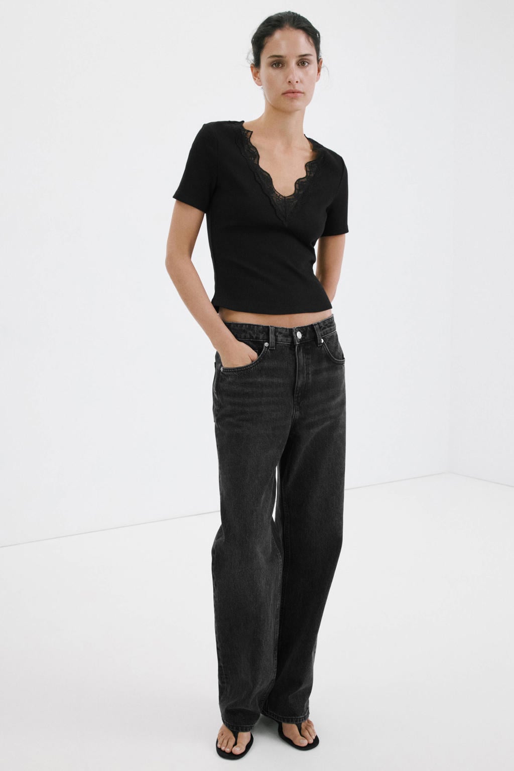 Zwarte dames Mango T-shirt van katoen met effen, korte mouwen, V-hals en kant