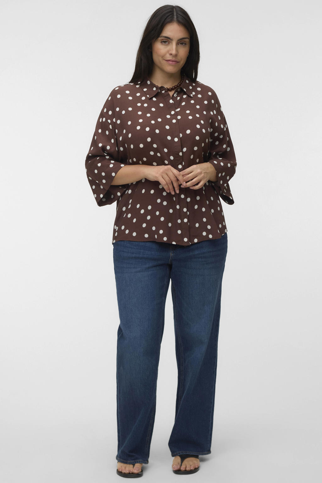 Bruin en witte dames VERO MODA CURVE blouse Plus Size van viscose met stippenprint, driekwart mouwen, klassieke kraag, knoopsluiting en geweven detail