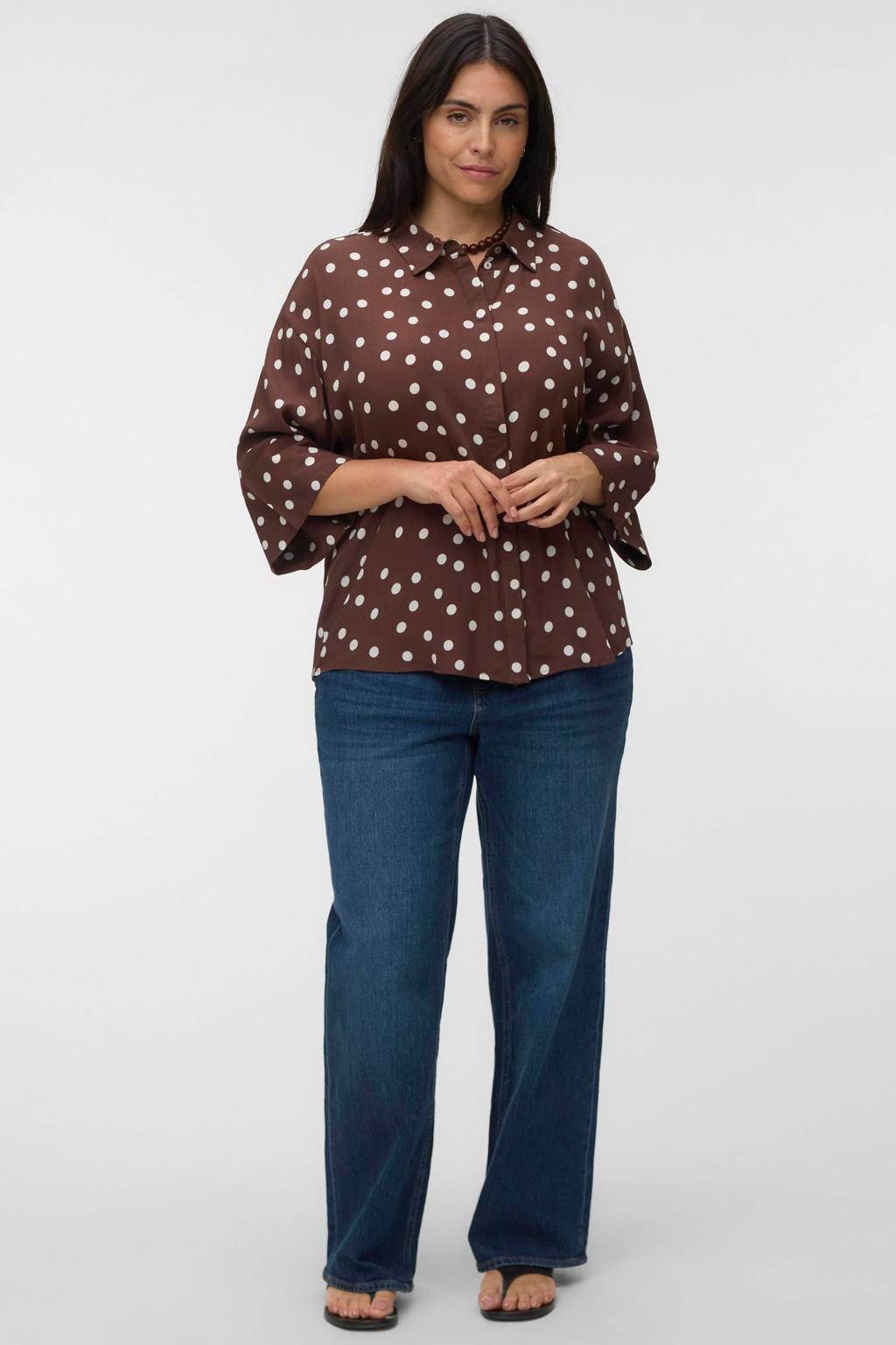Bruin en witte dames VERO MODA CURVE blouse Plus Size van viscose met stippenprint, driekwart mouwen, klassieke kraag, knoopsluiting en geweven detail