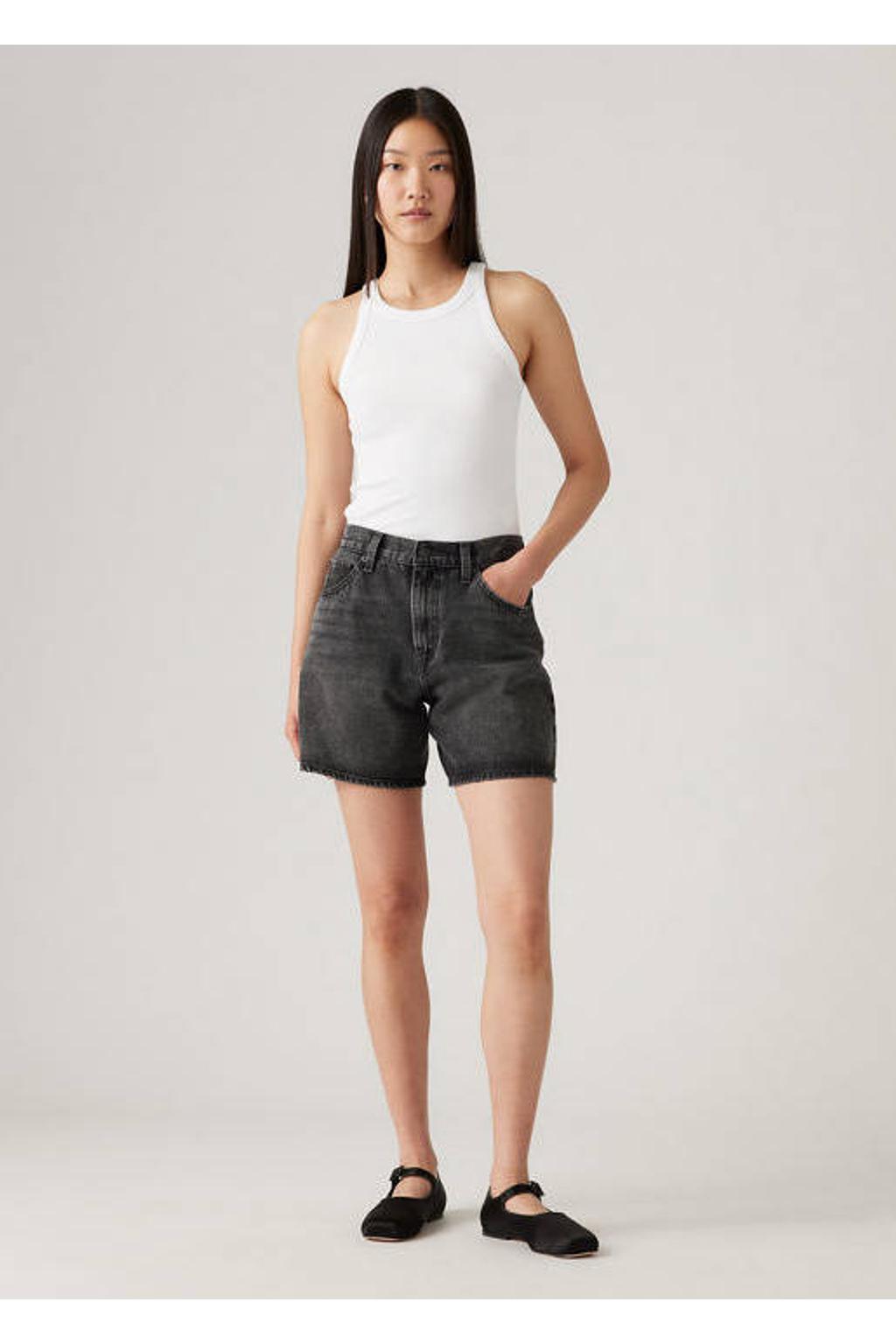 Black denim dames Levi's high waist short black van denim met loose fit en rits- en knoopsluiting
