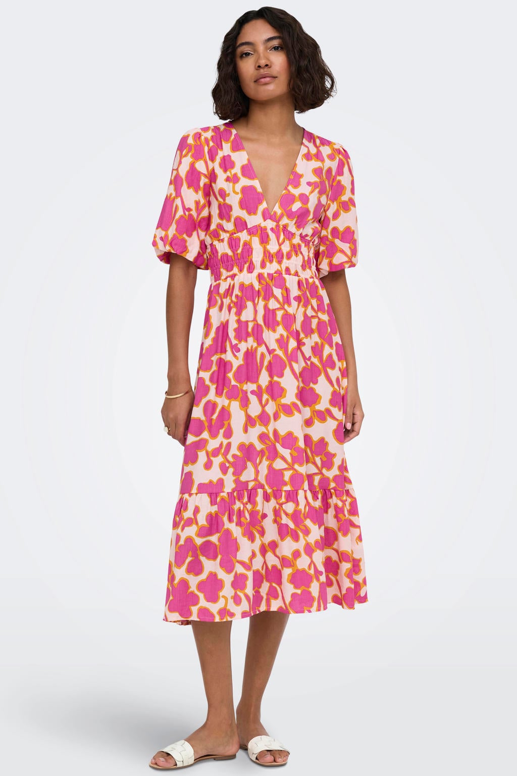 Roze, ecru en gele dames ONLY gebloemde midi jurk van viscose met korte mouwen en V-hals