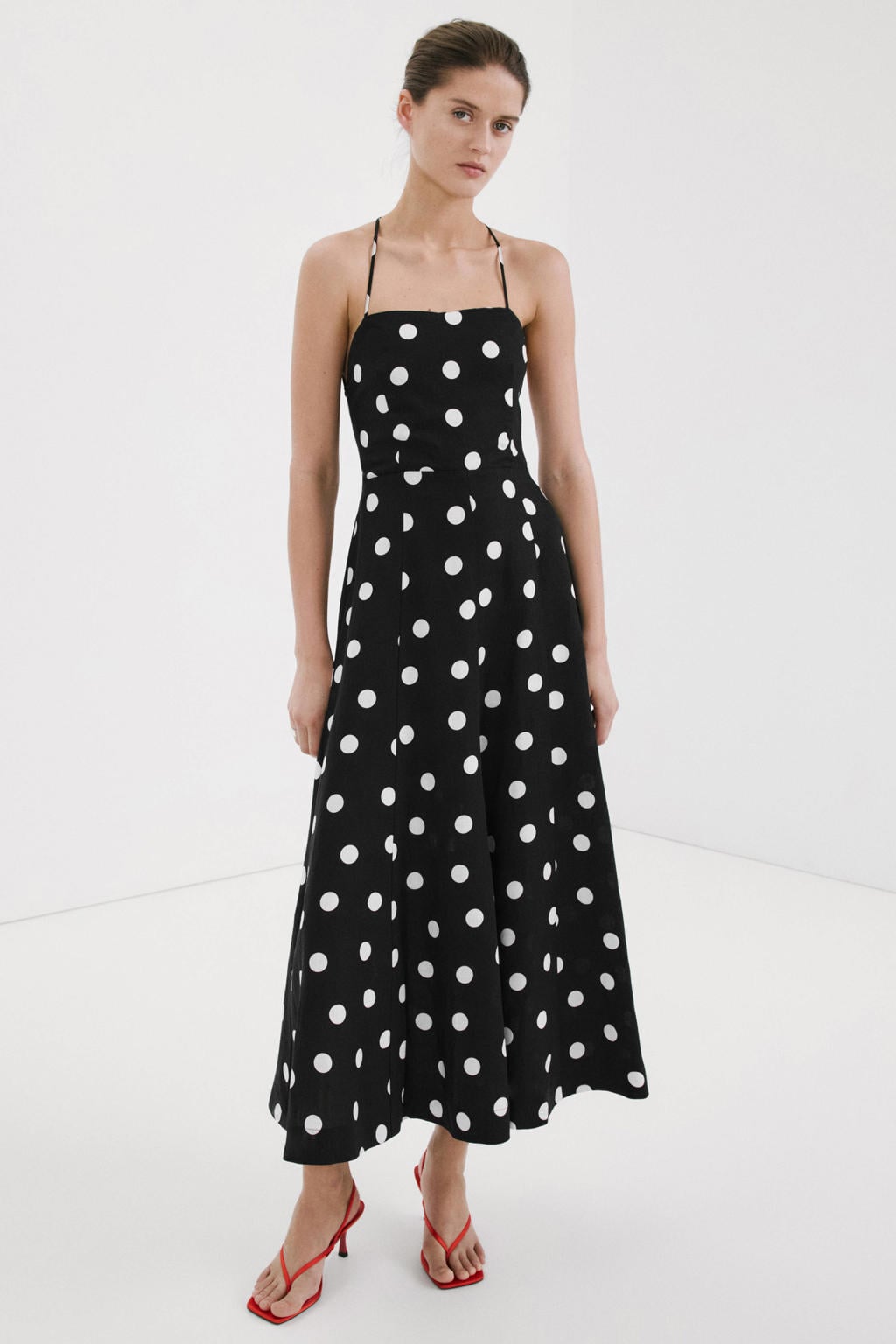 Zwart en witte dames Mango maxi jurk van lyocell met stippenprint, vierkante hals, ritssluiting en open rug