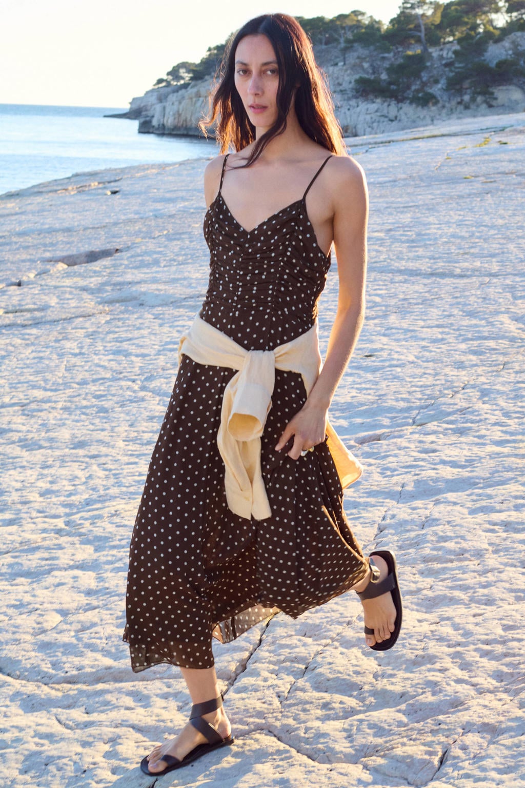 Donkerbruin en witte dames Mango zomerjurk van polyester met stippenprint, spaghettibandjes en V-hals