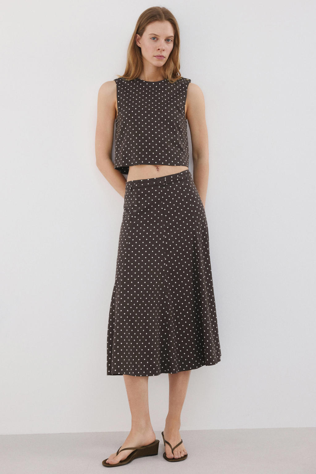 Donkerbruin en ecru dames Mango top van linnen met stippenprint en ronde hals